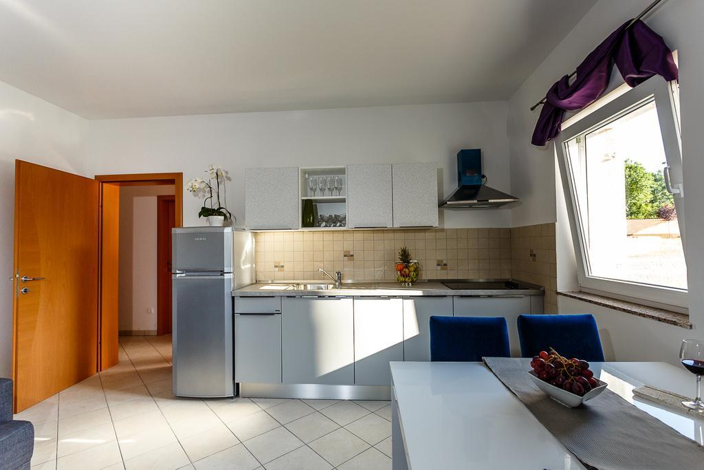 Apartments Mare & Mons Deluxe Malinska Exteriör bild