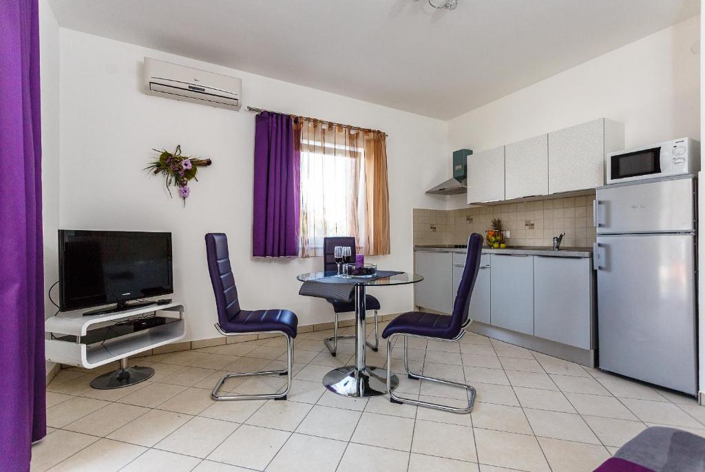 Apartments Mare & Mons Deluxe Malinska Rum bild