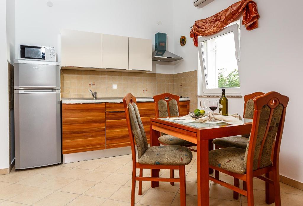 Apartments Mare & Mons Deluxe Malinska Rum bild