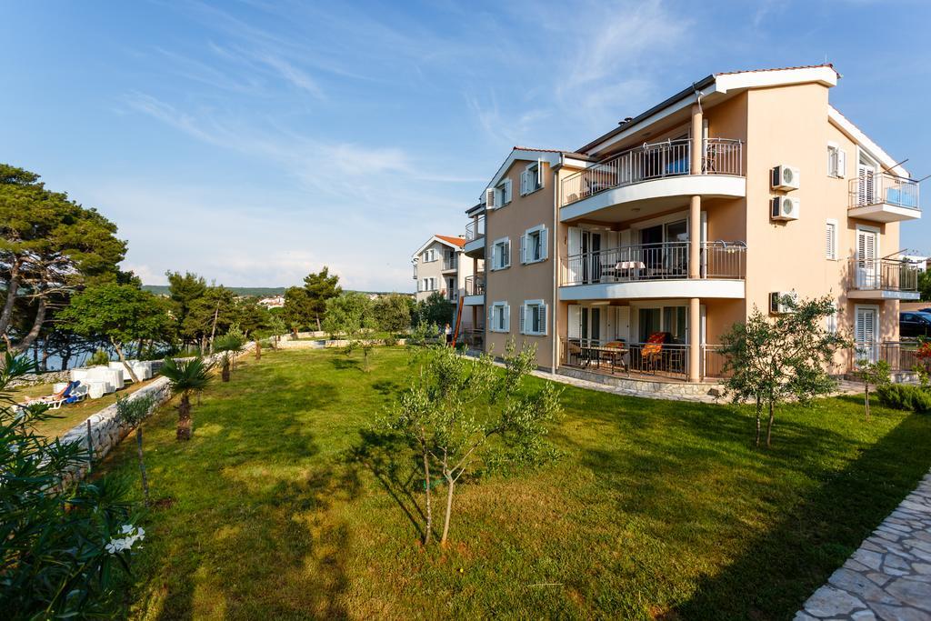 Apartments Mare & Mons Deluxe Malinska Exteriör bild